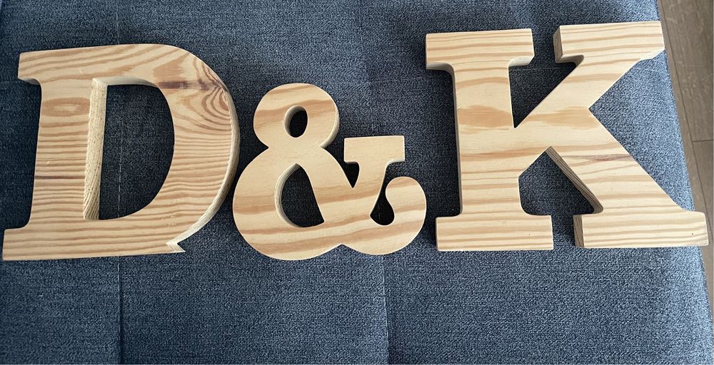 Stojące drewniane litery