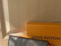LV Portfel damski Louis Vuitton Emilie Monogram czerwona klamra