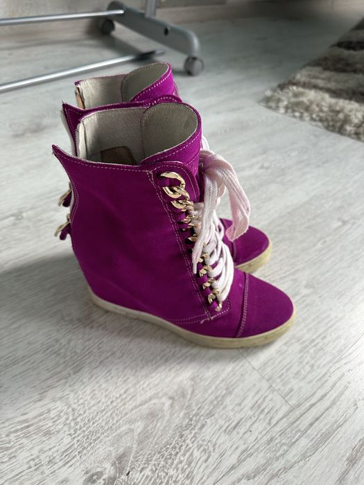 Sneakersy na koturnie zamszowe złote logo Bocci