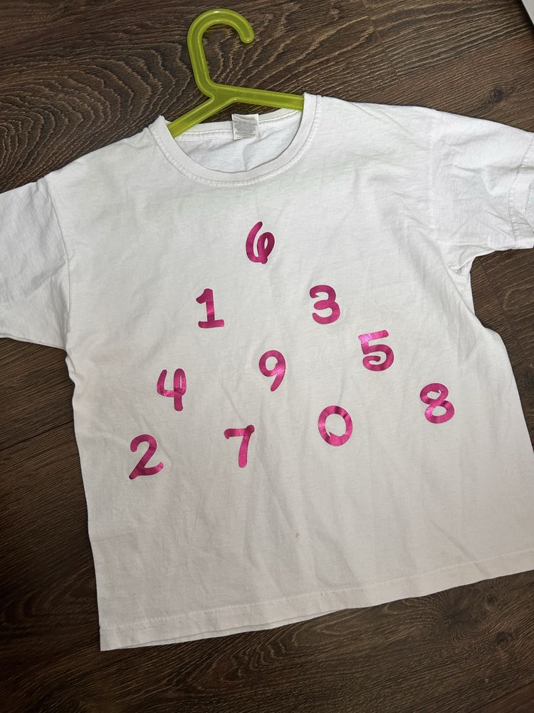 Biała bluzka z numerkami dla dziewczynki T-shirt fruit of the loom 128