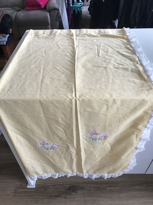 Várias cortinas (verdes, pretas, bege, cinza, castanhas, amarelas)