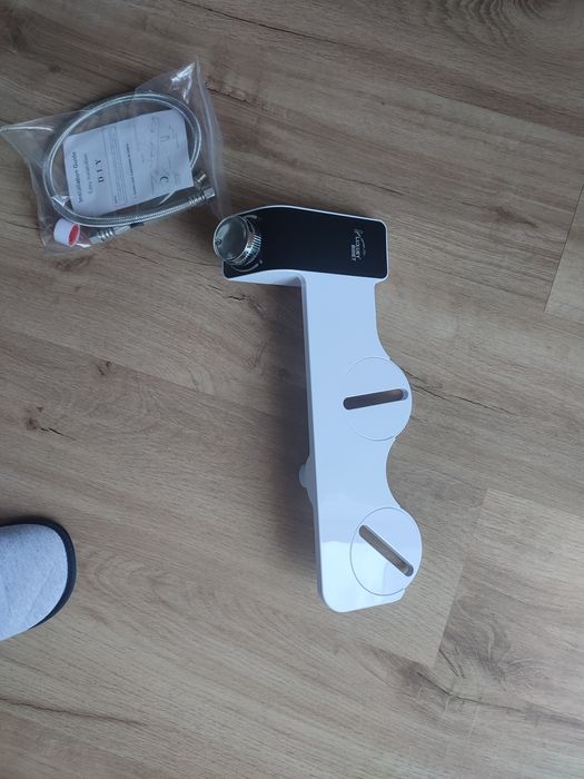 Pulverizador e dobradiças de tampa de sanita