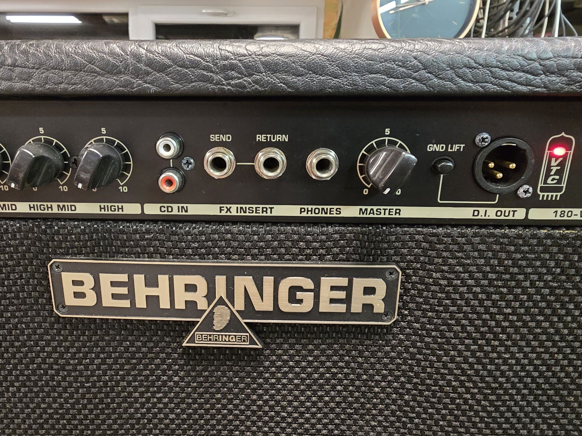 BEHRINGER BX1800 piec wzmacniacz gitarowy.
