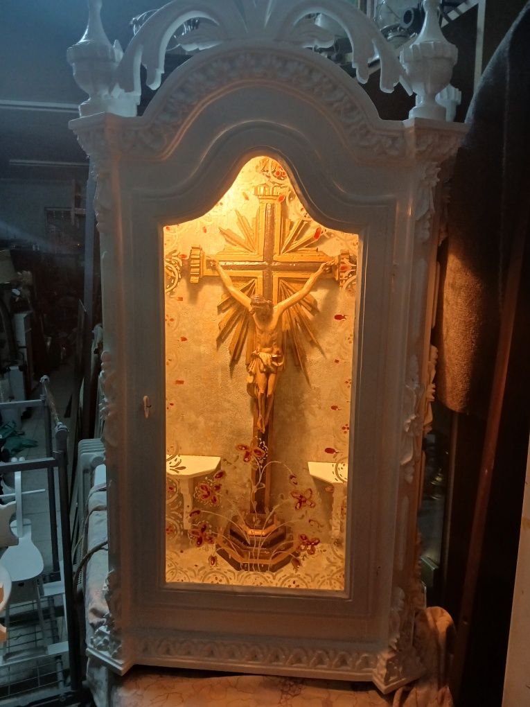 Oratório  antigo com crucifixo e imagem em madeira com luz