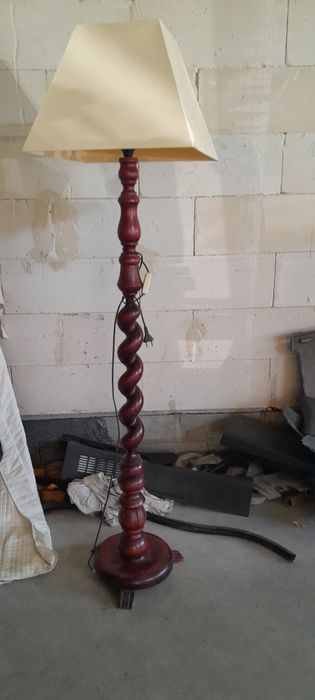 Stara lampa dębowa podłogowa