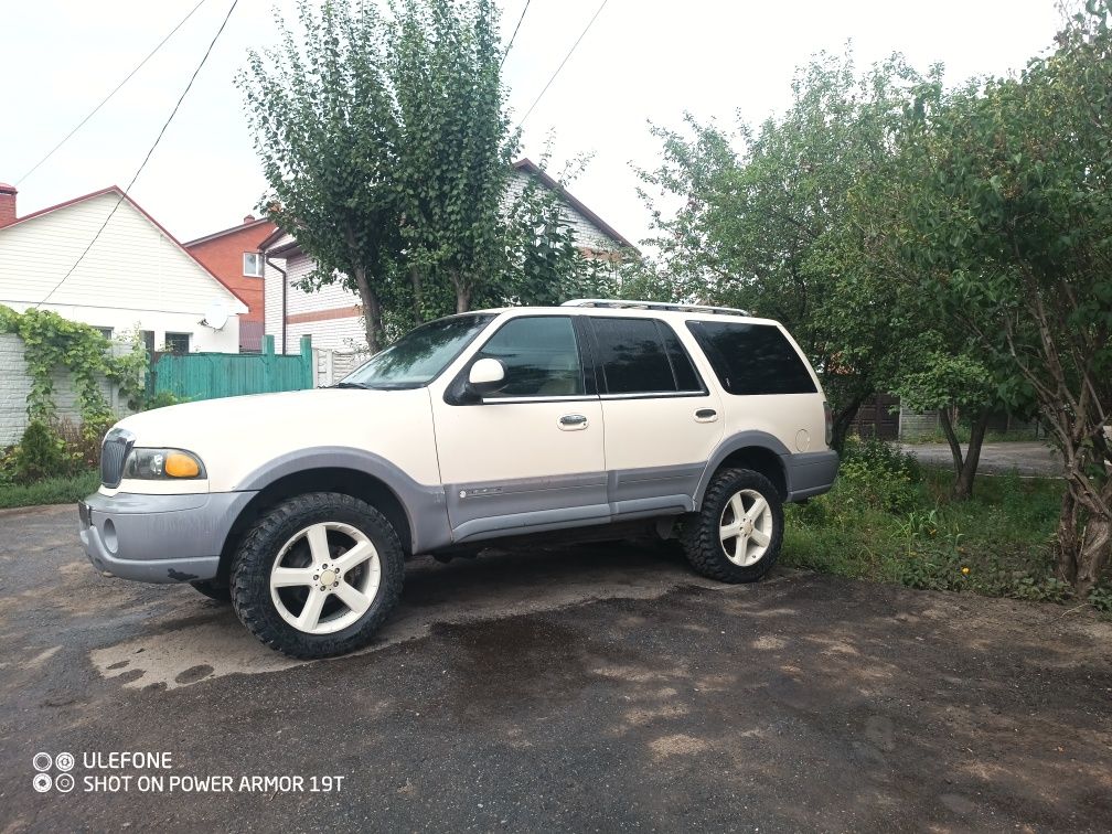 Продам с механической кпп Lincoln Navigator  1998г