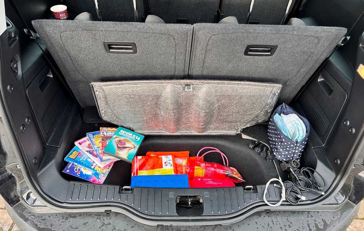 7 Osób Wynajem aut 7 Osobowy HAK Box dach wypożyczalnia