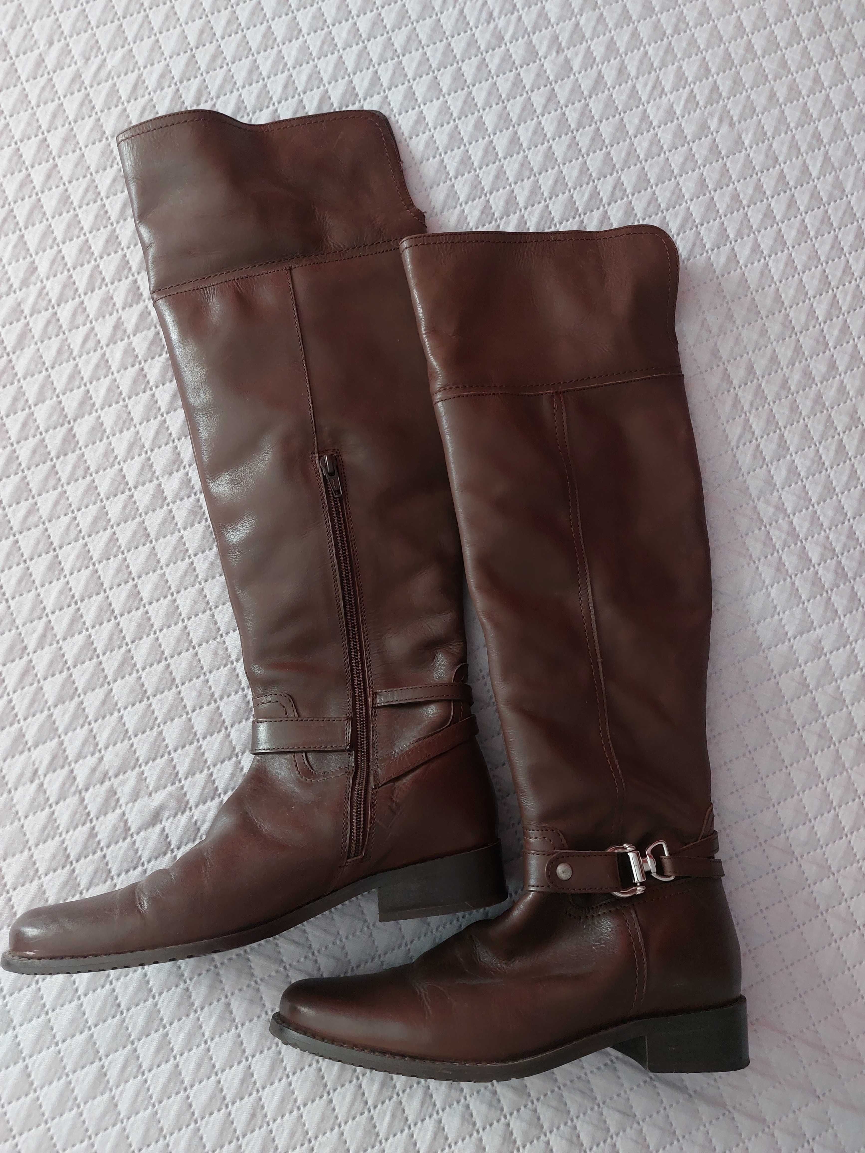Botas castanhas altas