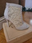 Buty na szpilce koronkowe