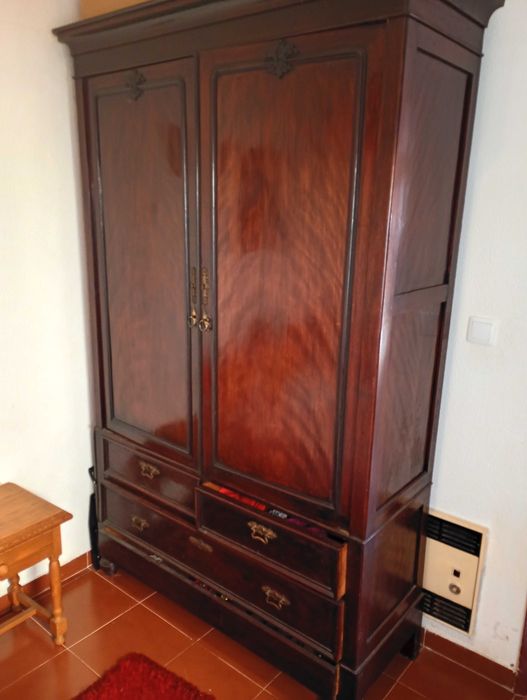 Móvel guarda fatos/roupa