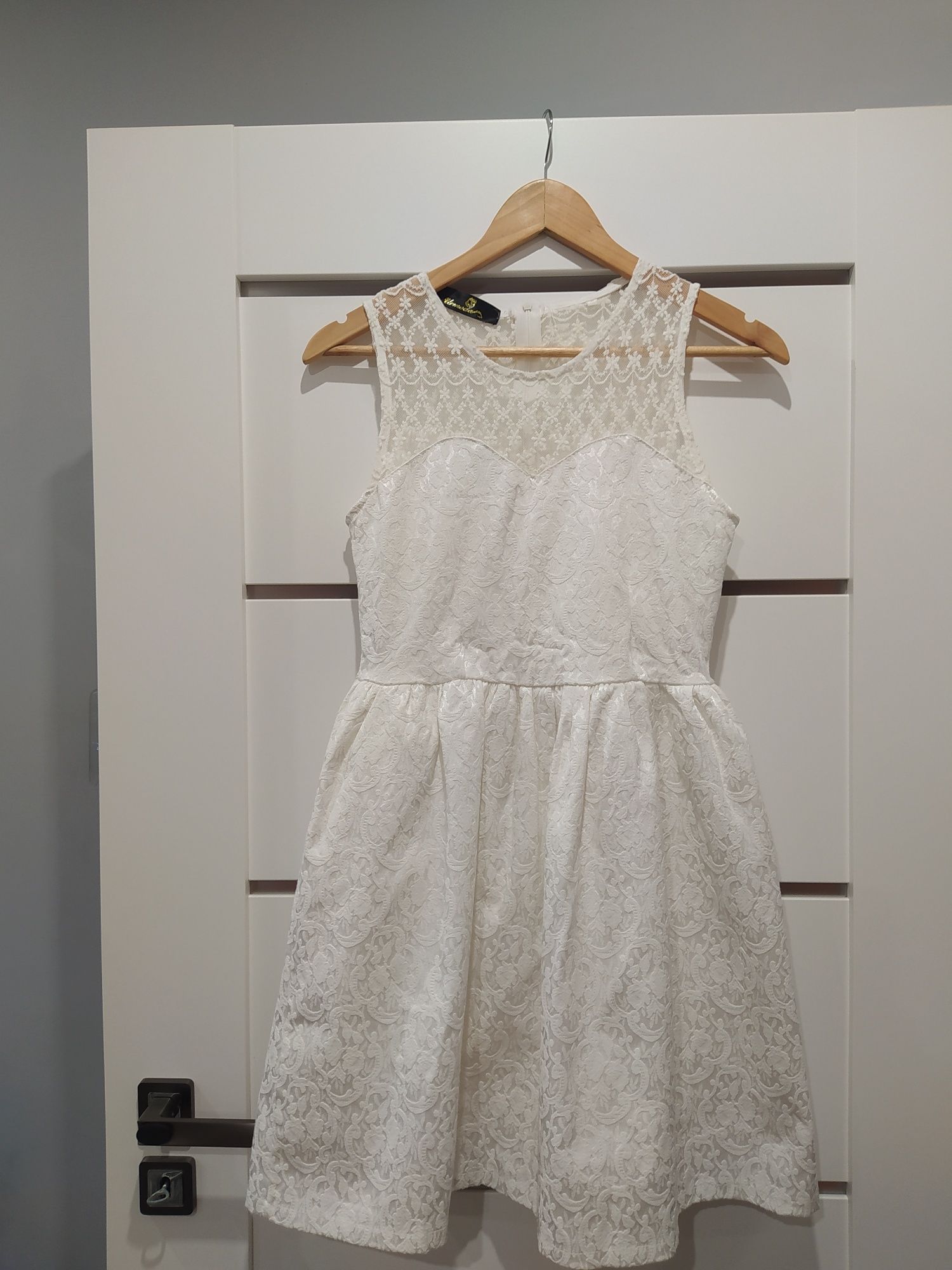 Biała elegancka sukienka z koronką