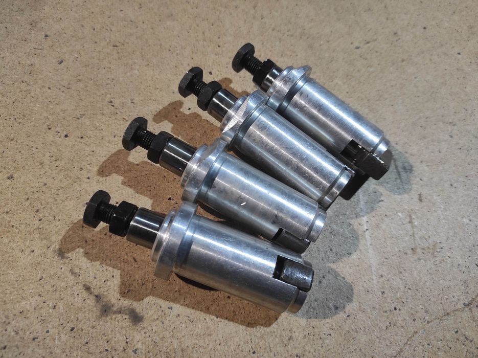 Szpilki mocowania silnika K750 Dniepr Ural M72 nowe śruby nakrętki