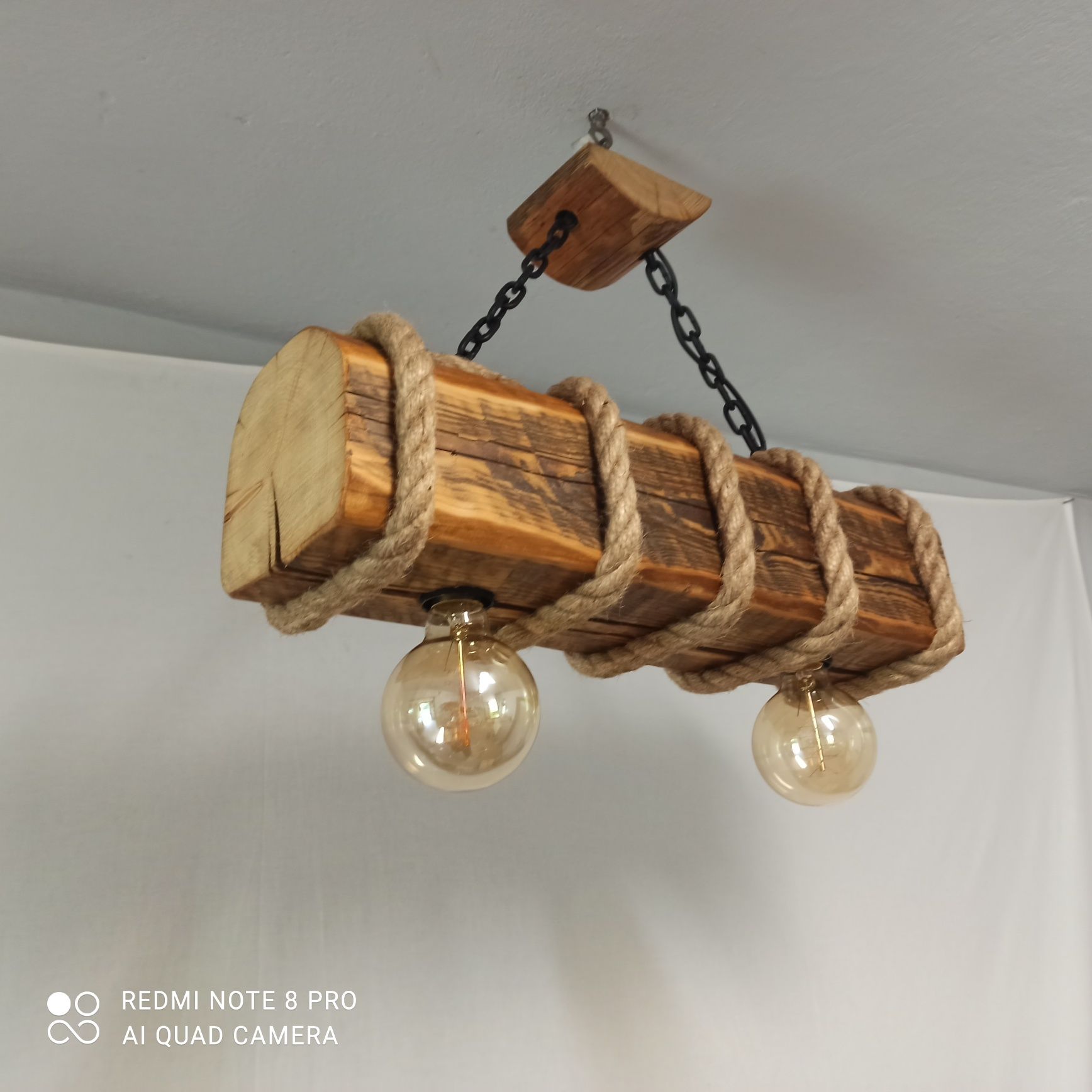 Lampa ze starej belki w stylu rustykalnym vintage loft