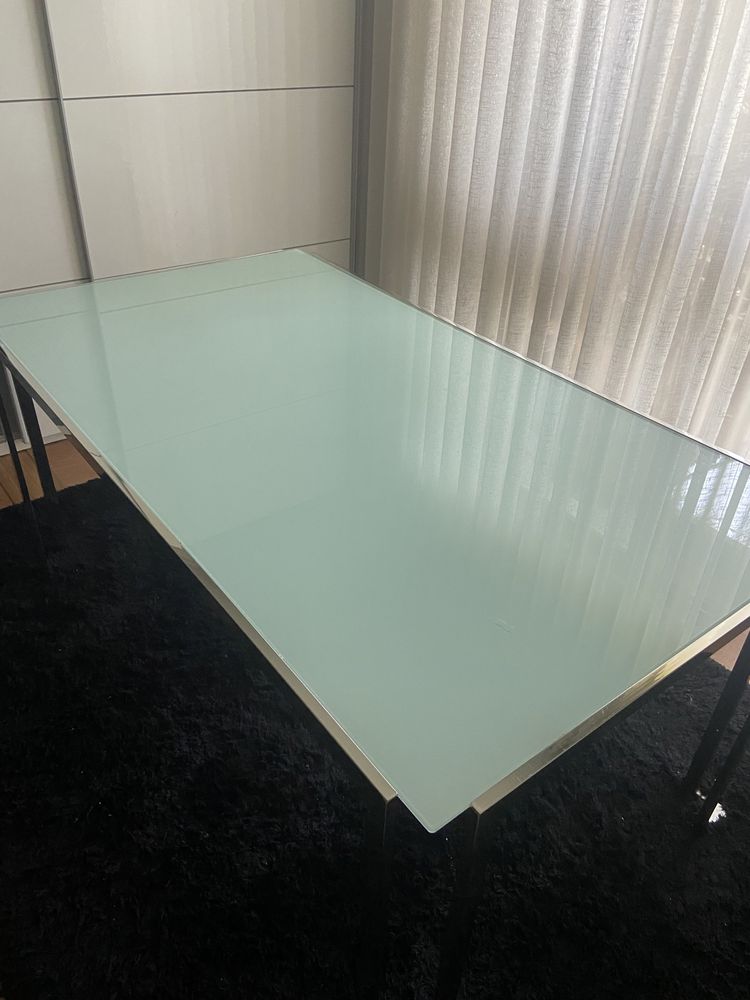 Mesa de jantar em vidro