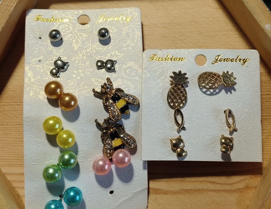 Kolczyki pszczoły, ananasy, koty, perły kolorowe