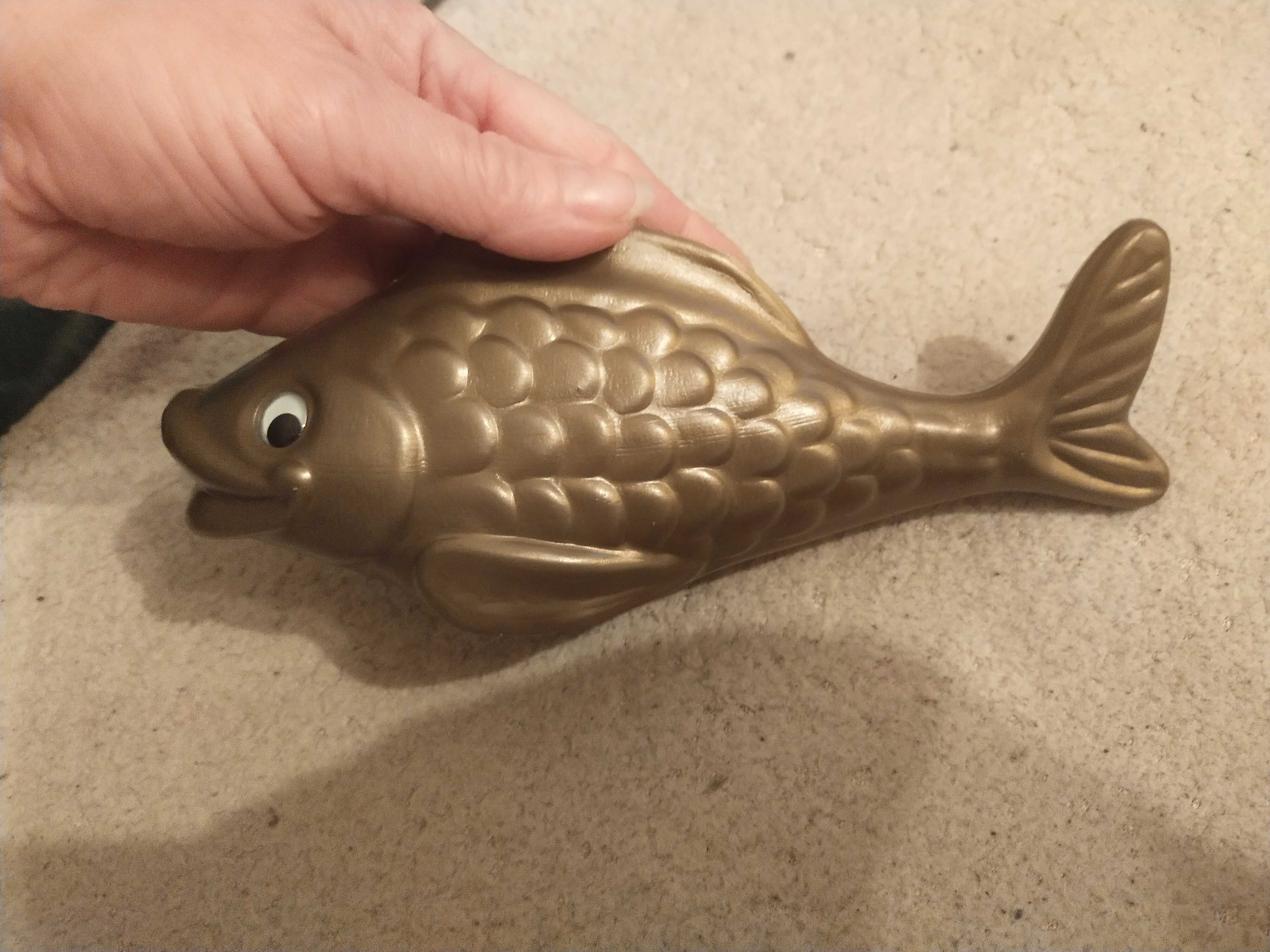 Zabawka PRL złota ryba plastikowa ruchome oczy