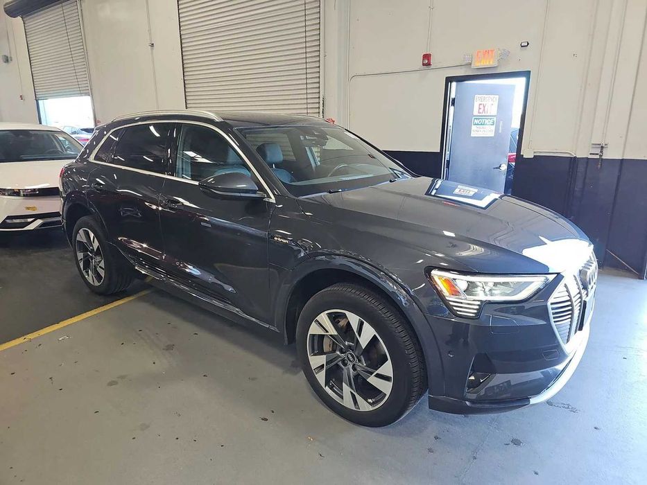 Audi e-tron Premium Plus 2022 ауди