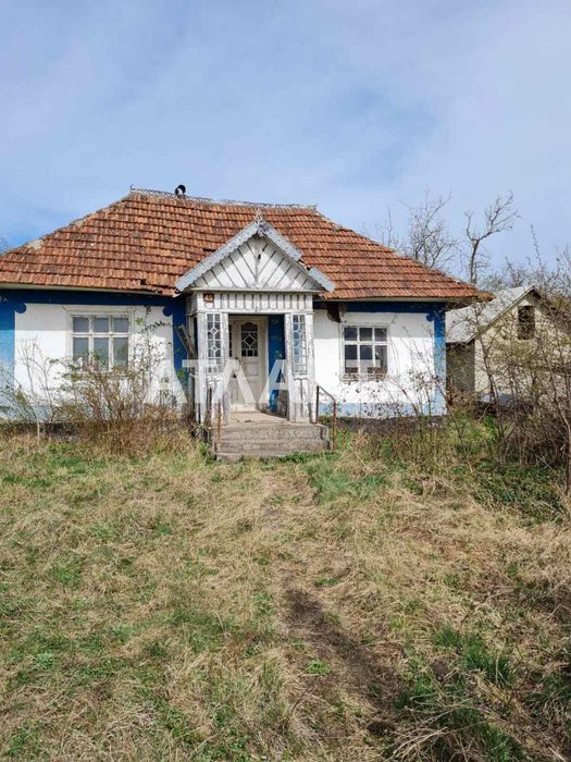 Будинок з ділянкою  50 сотих і новим фундаментом