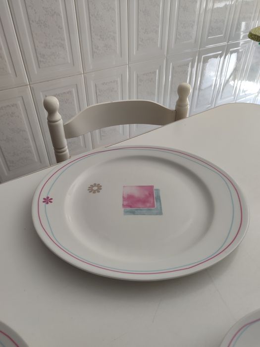 Conjunto de loiça nova.