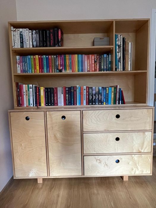 Regał ze sklejki w stylu skandynawskim