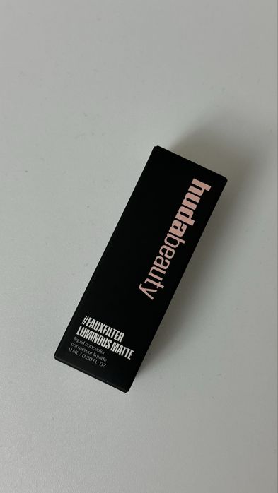 Korektor do twarzy Huda Beauty