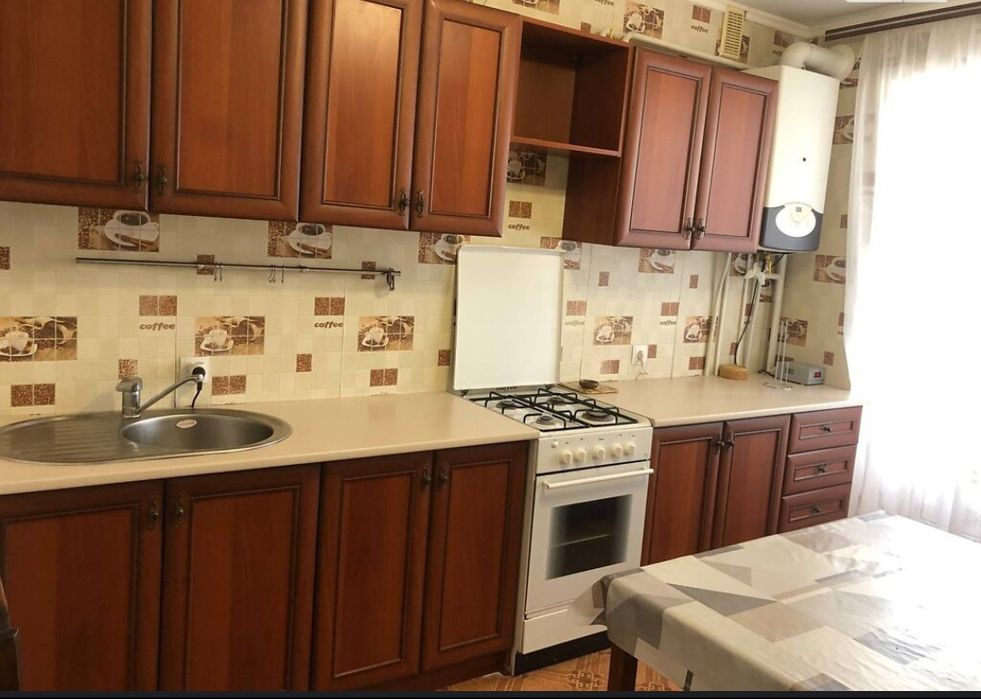 1к на Виставці поряд з парком