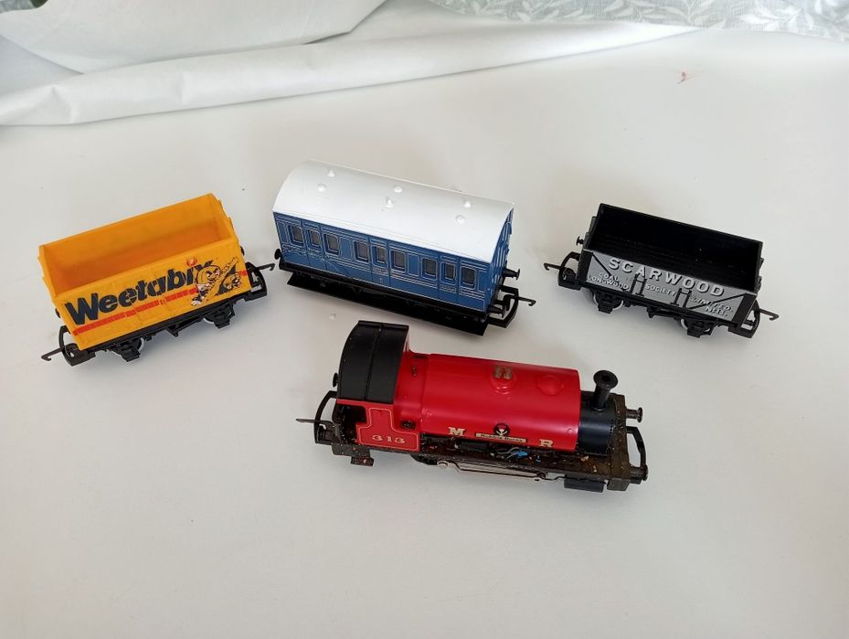 Comboio Hornby e carruagens