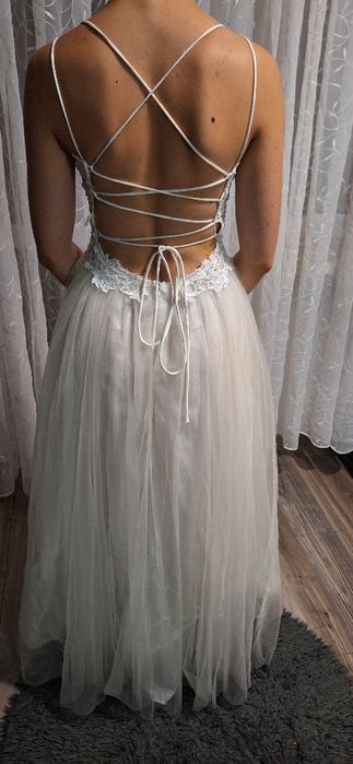 Suknia ślubna wiązana z tyłu