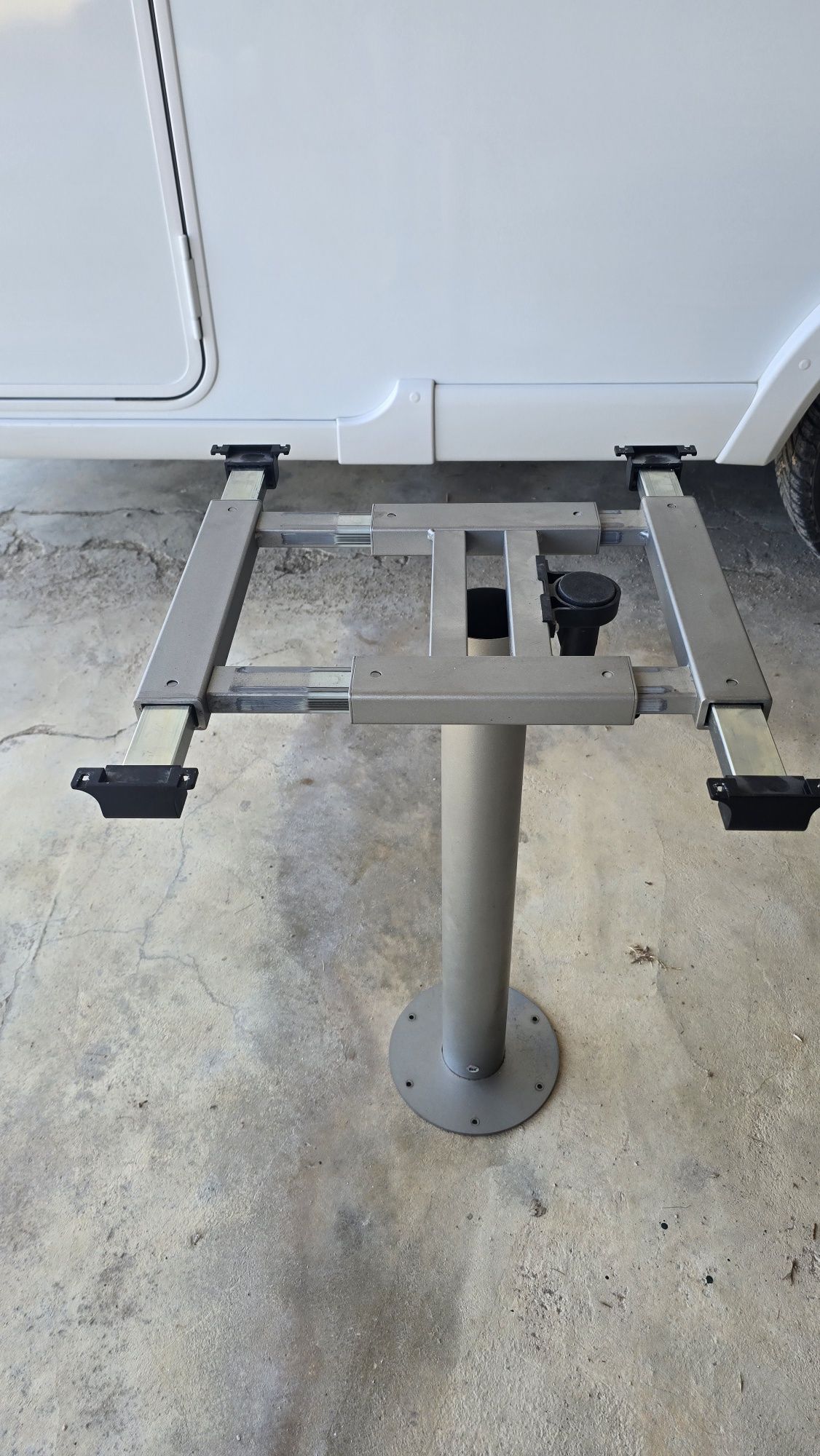 Pé de mesa de autocaravana
