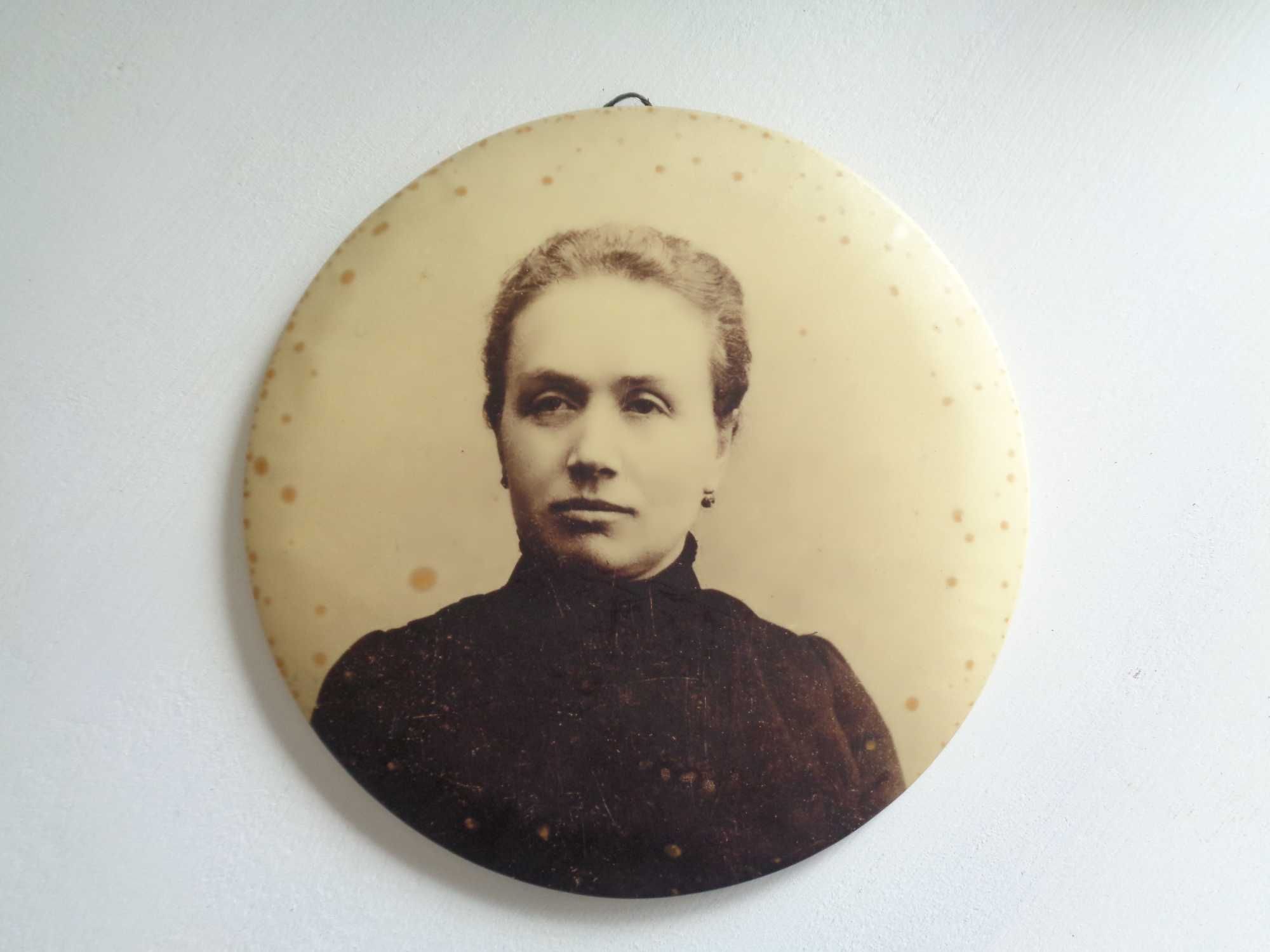 Portret mlodej kobiety - stara okragla fotografia na blasze - 15,3 cm