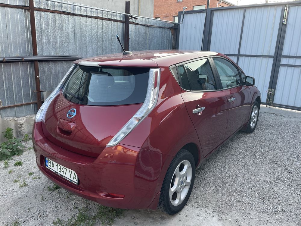 Nissan leaf 24 кв 2013рік