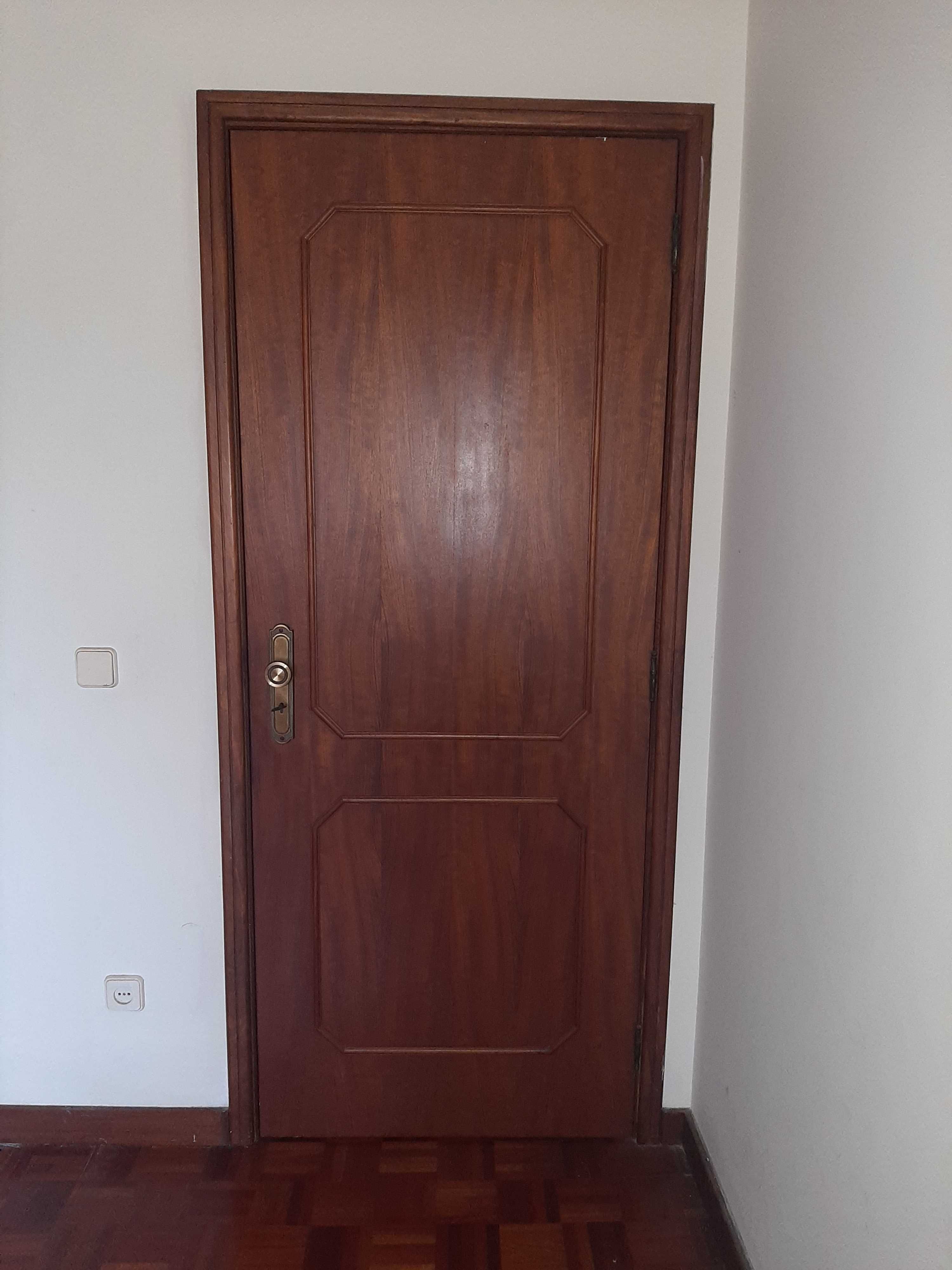 9 portas de madeira completas