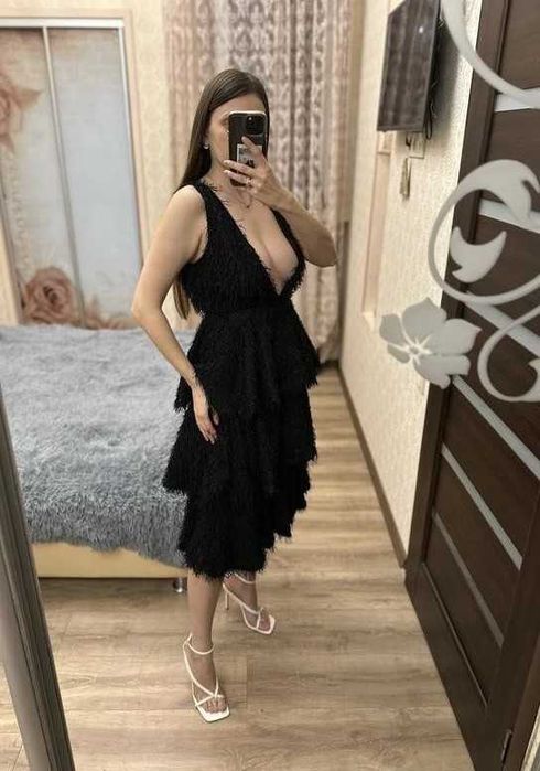 Вечернее нарядное шелковое миди платье с глубоким декольте lebel one