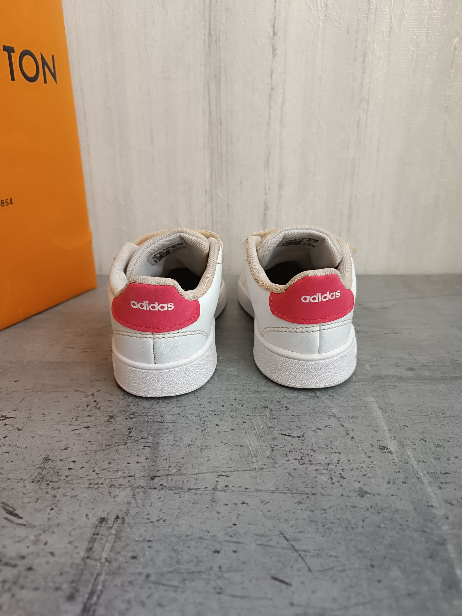 Adidas, оригінал. (17 см.)Кросівки на дівчинку