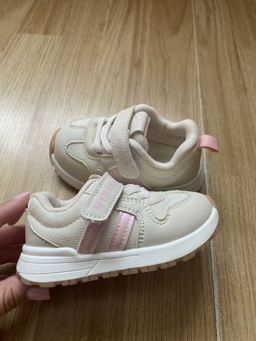 Дитячі кросівки.