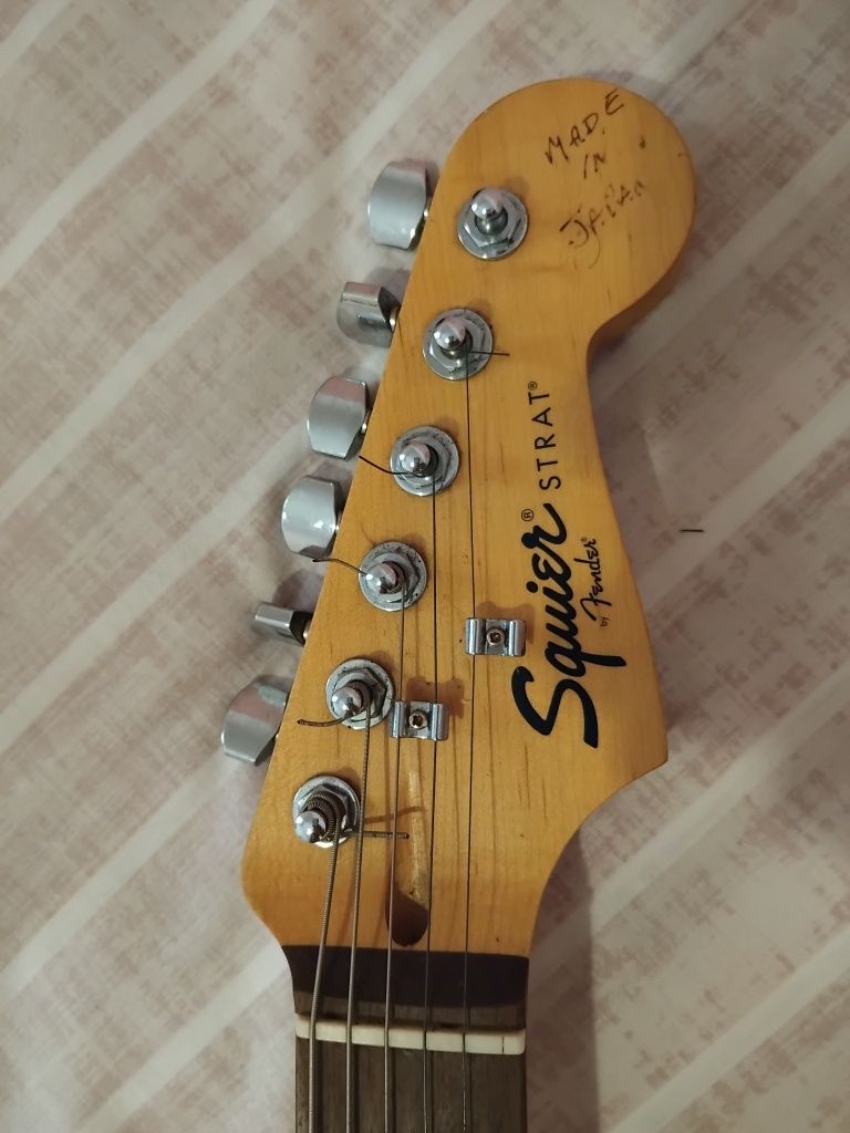 Guitarra SQUIER STRAT (Fender) + cabo + Afinador + Bag + Amplificador