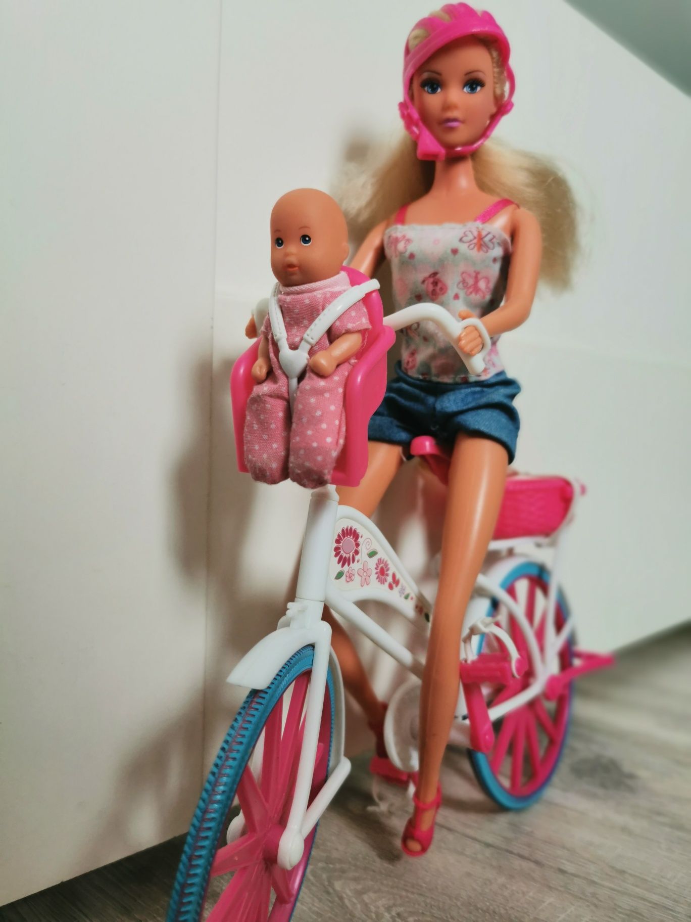 Lalka barbie na rowerze pies kask dziecko niemowlę buty Simba Steffi