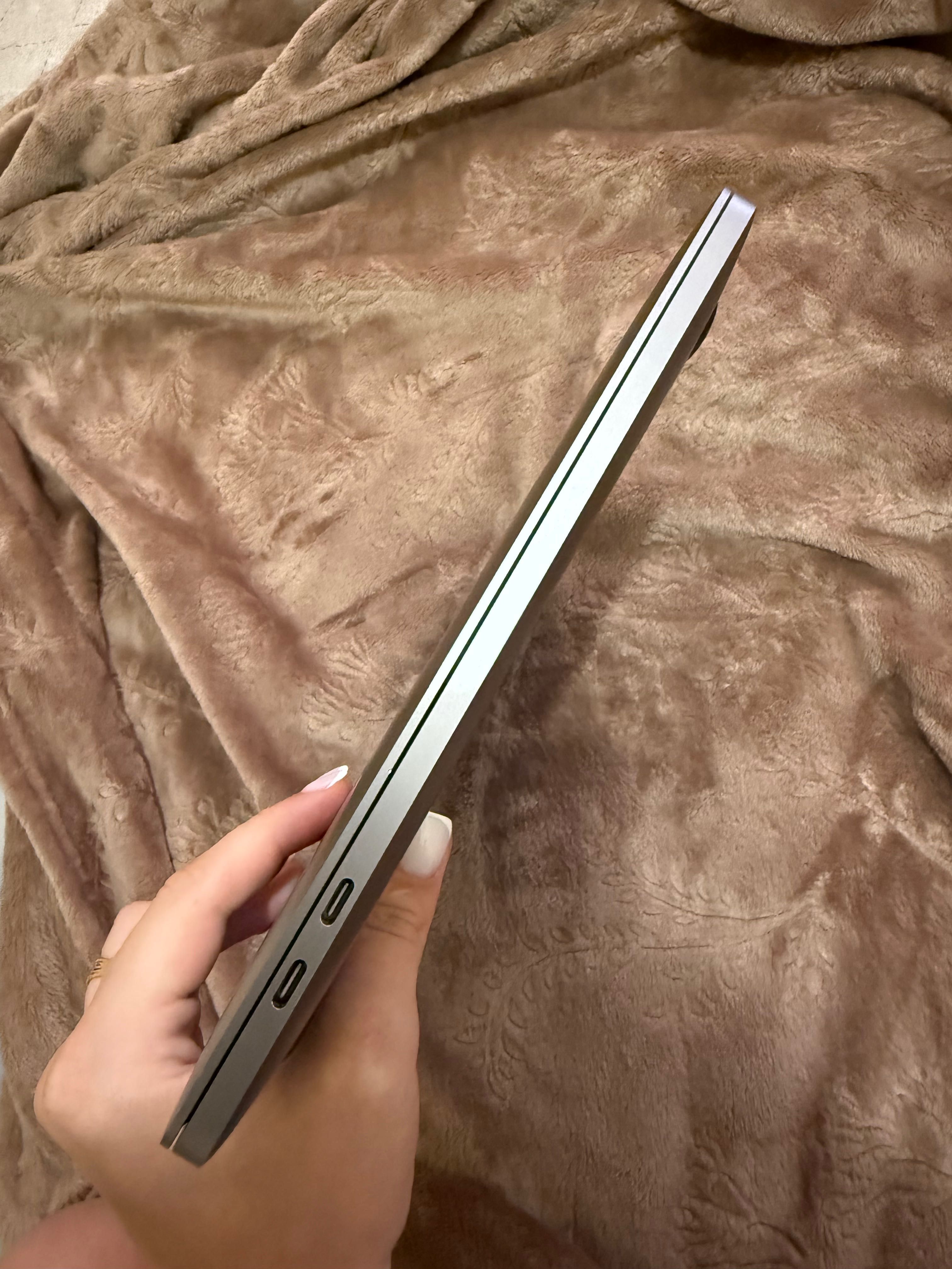 Продаю MacBook Pro 13″ 2022, M2, 16 GB, 256 GB в идеальном состоянии.