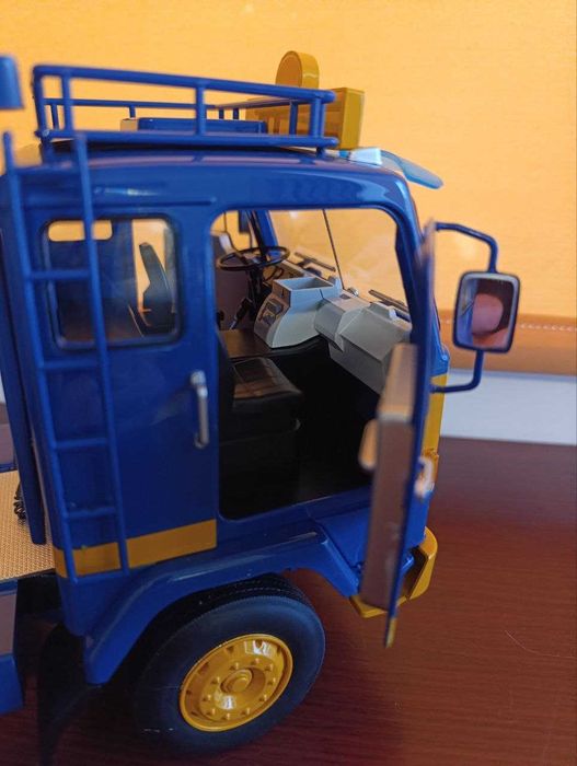 Модель автомобіля 1:18 RoadKings Volvo F88 Truck ASG 1965 Blu