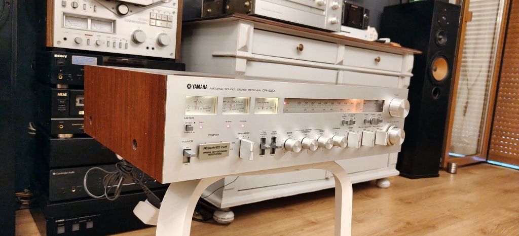Amplituner YAMAHA CR -1020. Vintage