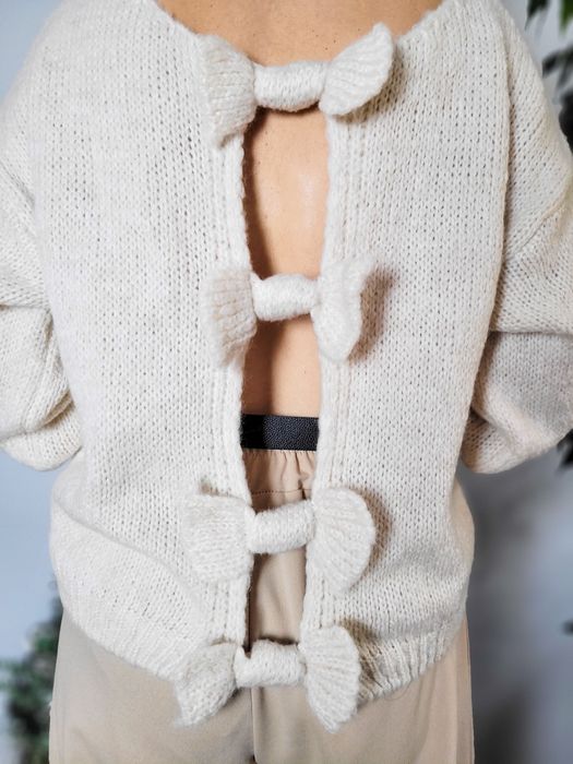 Nowy beżowy sweter damski z kokardkami z tyłu ciepły z domieszką wełny