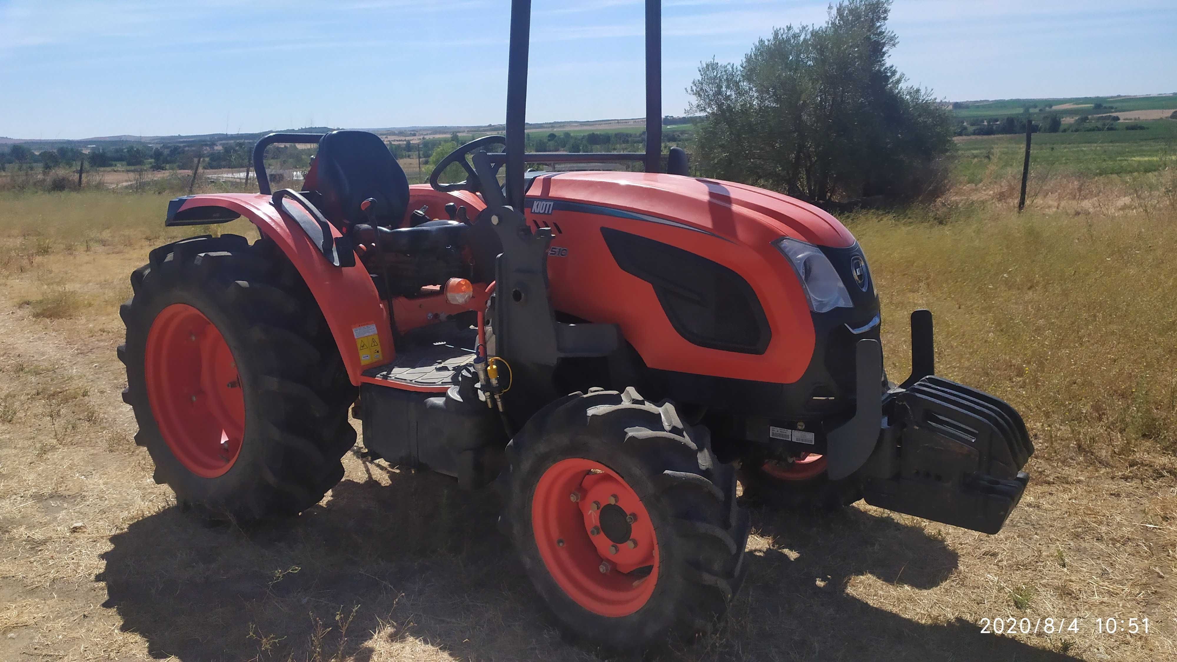 Trator 1400horas + Carregador Frontal + Pá