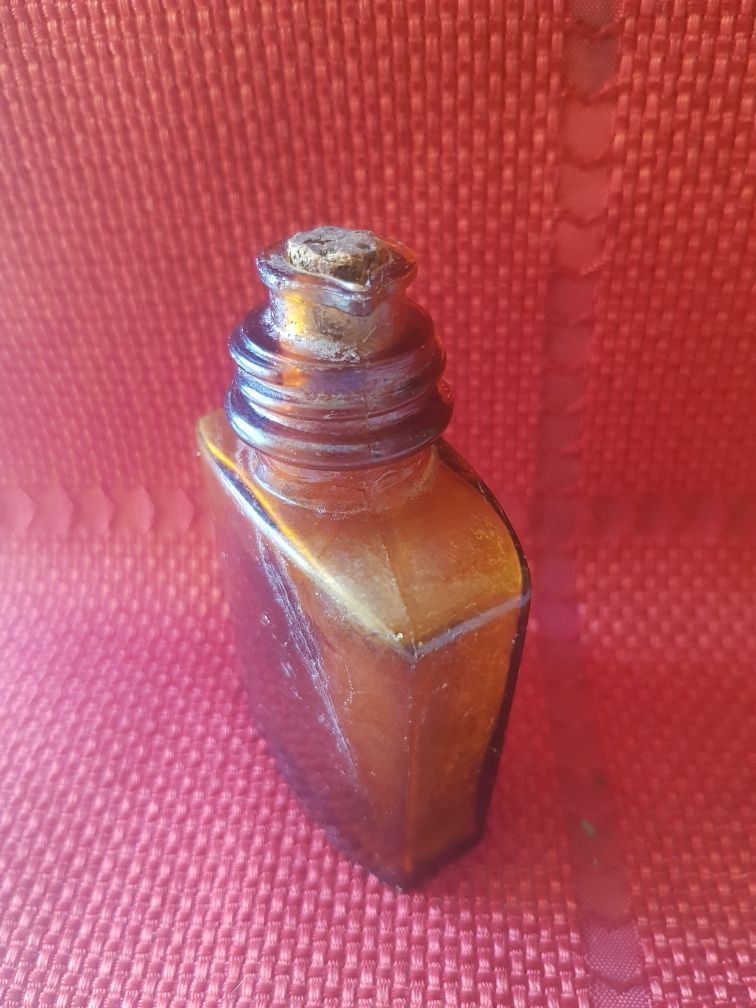 Bardzo stara butelka apteczna