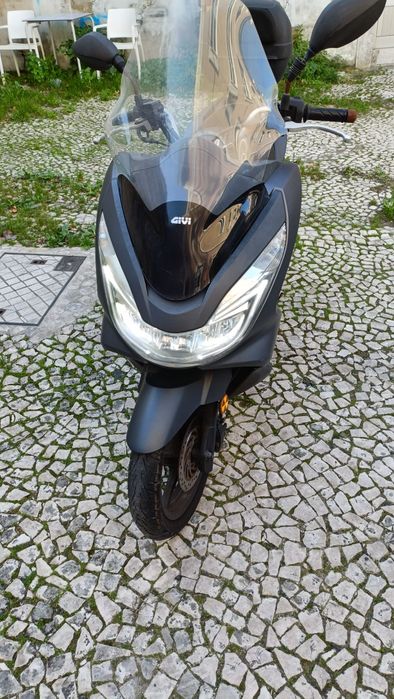 Honda PCX 125 cinzenta