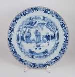 Prato em porcelana azul e branca da China, Séc. XVIII - figuras (raro)