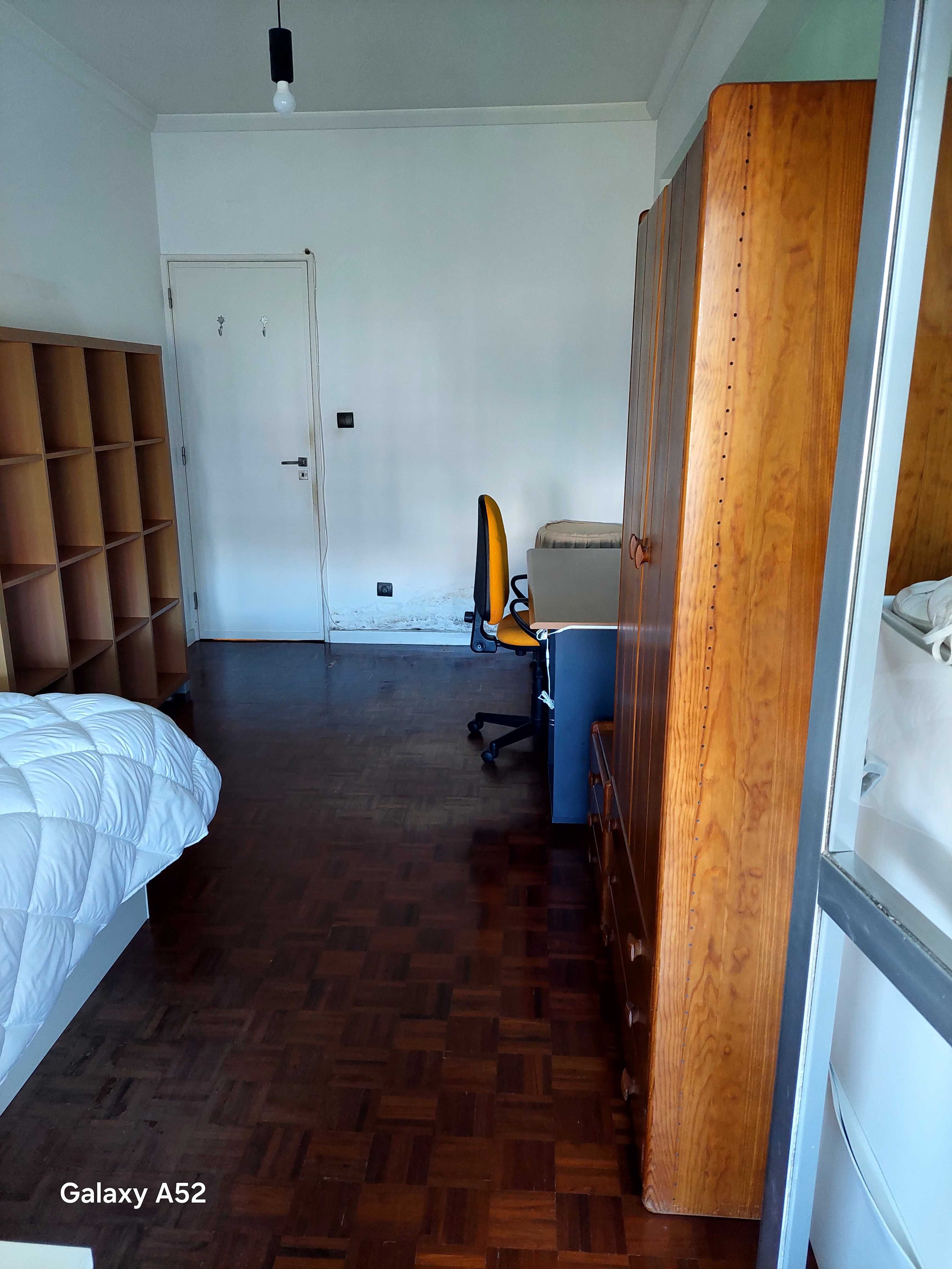 Aluga-se quarto a estudante (m / f)