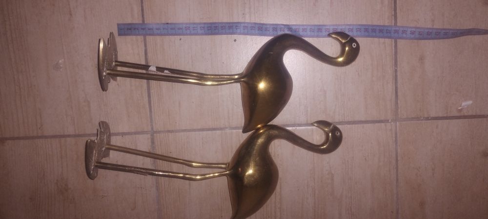 Flamingi wykonane z mosiądzu