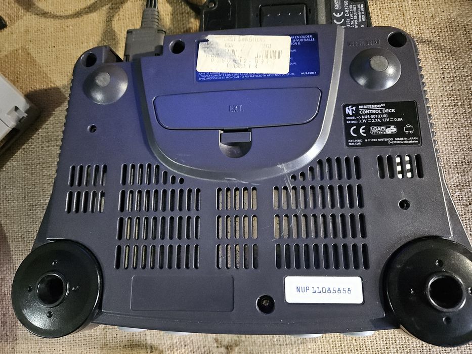 Nintendo 64 com um jogo