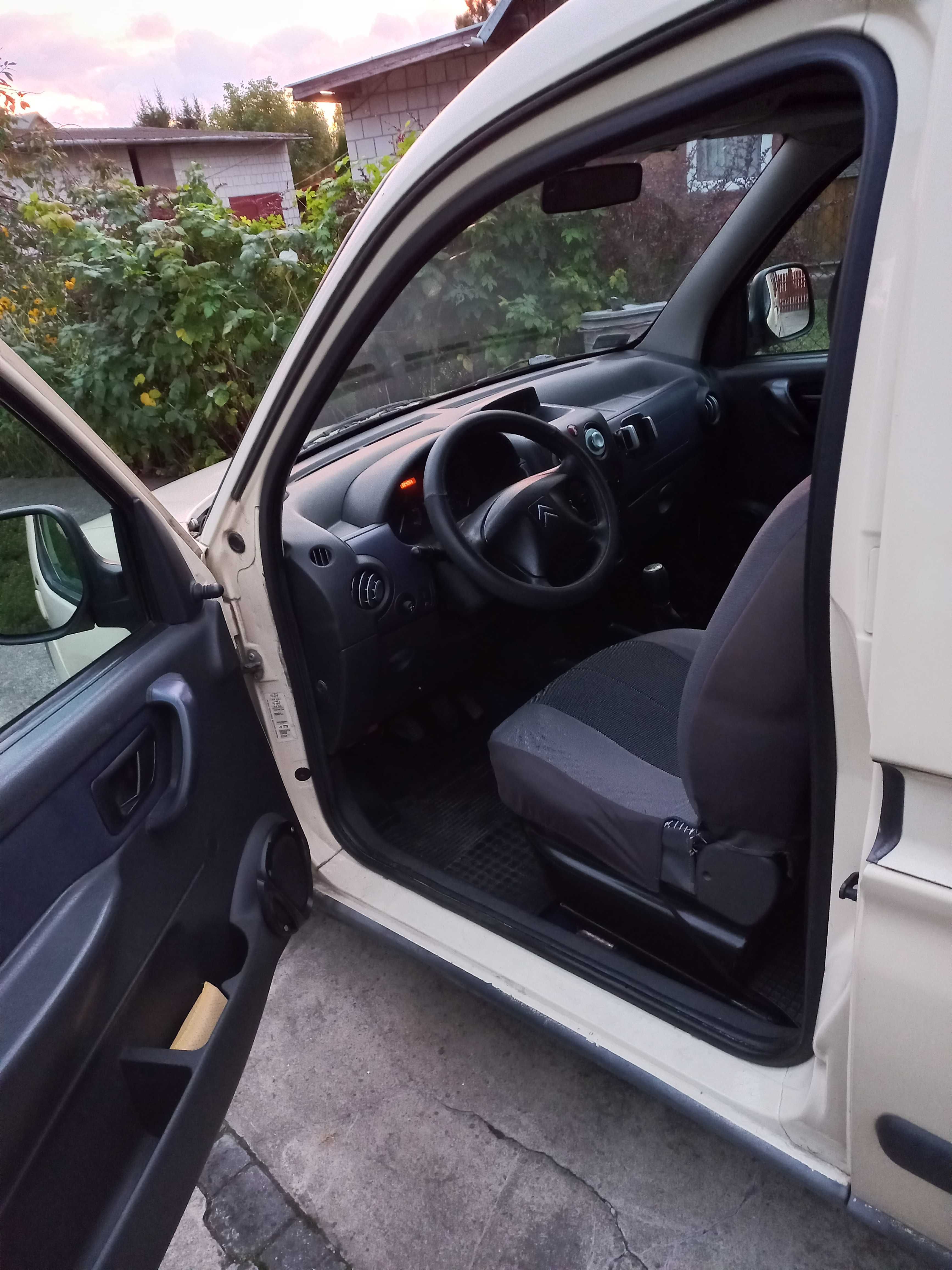 Citroen Berlingo 2,0 HDI z wjazdem dla osoby niepełnosprawnej na wózku