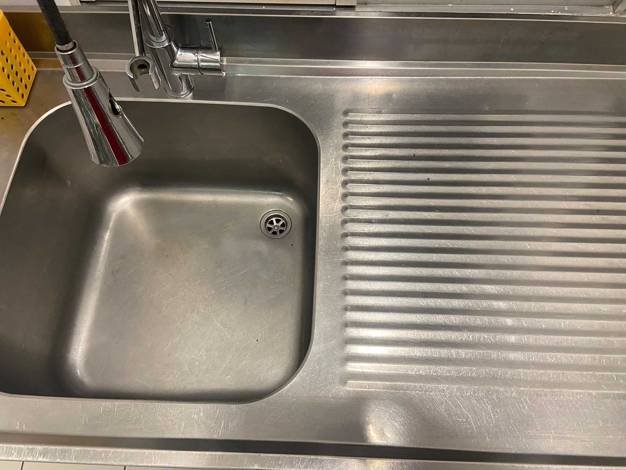 Bancada de cozinha individual com cuba e torneira